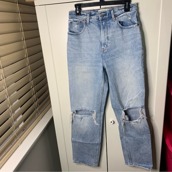 Denim - Abercrombie & Fitch The 90s Straight Ultra High Rise Distressed Jeans